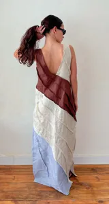 Vestido largo de lino con escote en V, diseño color block en blanco, negro y celeste, y costuras a la vista. Tiene tajos laterales.