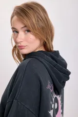 Buzo canguro deportivo gris con capucha y cordones, de corte oversize y mangas largas.