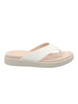 Sandalia tipo ojota color beige con plataforma y tira ancha blanca.