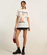 Remera blanca de algodón con cuello redondo y mangas cortas. Presenta un estampado de un gato con la frase "I seem to be funny and furious".