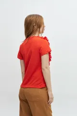 Remera color amarillo con escote en V y volantes laterales.