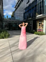 Vestido largo de fiesta color rosa con diseño degradado en blanco.