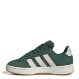 Championes Adidas Grand Court Alpha color verde oscuro con las tres tiras laterales en blanco y suela blanca con base marrón.