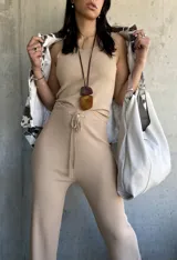 Musculosa beige de tejido de punto acanalado, con cuello redondo y sisas anchas.