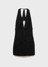 Vestido corto negro con cuello halter, espalda descubierta, tejido fruncido y cierre de lazo en el cuello.