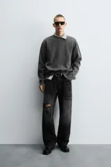 Sudadera gris oscuro de corte relaxed fit, con cuello redondo, manga larga y efecto lavado.