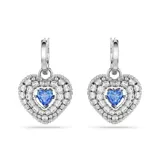 Pendientes en forma de corazón, con bañado en rodio y adornos de Swarovski Zirconia, presentando una piedra central azul que danza.