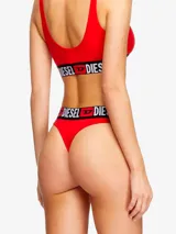 Pack de tres tangas Diesel de algodón elástico: una negra, una roja y una blanca. Todas tienen cintura elástica con el logo de Diesel en jacquard.