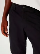 Bermuda color beige de corte recto, estilo chino, con bolsillos laterales y traseros.