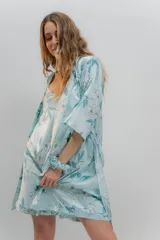 Kimono de seda estampada con mangas al codo y lazo en la parte frontal, con largo arriba de la rodilla.