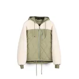 Campera verde con capucha, cierre frontal y tres bolsillos. Tiene puños ajustados y forro interno de poliéster.