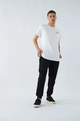 Pantalón clásico deportivo negro, con bolsillo y logo de goma, ideal para uso diario.