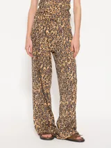 Pantalón largo de algodón pima con estampado animal print, corte recto, cintura elastizada con cordón ajustable y logo bordado.