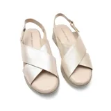 Sandalias negras de cuero con plataforma, tiras cruzadas y tira trasera con ajuste elástico.