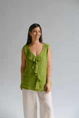 Musculosa verde pistacho de lino italiano, sin mangas, con escote en V y volado frontal.