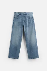 Pantalón de jean celeste de corte amplio, con cinco bolsillos, efecto lavado y cierre frontal con cremallera y botón.