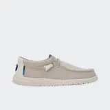 Mocasín deportivo de malla transpirable color gris, con plantilla de espuma extraíble y suela flexible ultraligera.