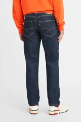 Jeans de corte regular taper en color azul oscuro, con tiro medio y diseño clásico.
