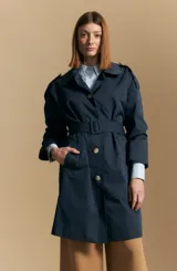 Trench color beige de corte clásico con cuello amplio, botones frontales, detalles en los hombros y mangas largas.