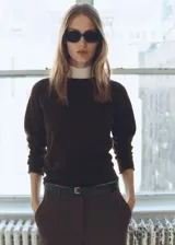 Sweater marrón de punto medio con cuello redondo y mangas largas.