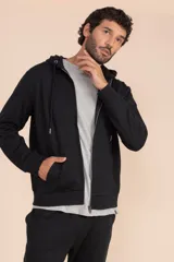 Chaqueta deportiva con capucha y cierre frontal, color azul marino.