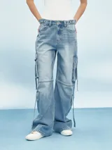 Pantalón de jean celeste, corte wide leg, con bolsillos cargo laterales y cintura alta.
