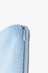 Falda midi celeste con cintura elástica, detalle de tejido combinado plisado y semitransparente.