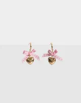 Par de aros colgantes con gancho dorado, dije de corazón dorado y moño de cinta vichy rosa y blanco.