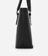 Bolso shopper grande de poliuretano negro con textura acolchada. Tiene correa de mano con detalles de hebilla y remaches plateados. Cierre superior con cremallera y forro de poliéster.