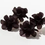 Aros colgantes con forma de flor en color azul marino.