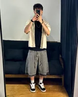 Bermuda de jean gris con efecto lavado, corte amplio, cordón ajustable en la cintura y terminación desflecada.