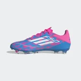 Championes de fútbol Adidas F50 League, color azul con detalles en rosa y blanco. Creados para desbloquear todo el potencial de tu aceleración, movimiento y velocidad.