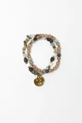 Pulsera doble de piedras naturales en tonos rosados, grises y verdes, con cuentas doradas y dije redondo dorado.