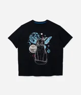 Remera negra de algodón con cuello redondo y mangas cortas. Estampado frontal de un gato negro rodeado de planetas y estrellas.