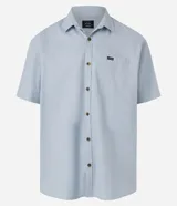 Camisa de hombre, corte relaxed, confeccionada en cáñamo y algodón. Cuenta con cuello inglés, mangas cortas, abotonado frontal y un pequeño bolsillo en el pecho.