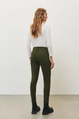 Pantalón de jean slim color verde militar, de tiro medio y corte ajustado.