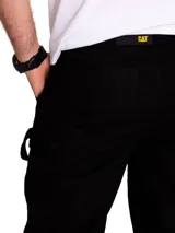 Pantalón negro de twill de corte recto, con cierre de cremallera y botón. Tiene bolsillos laterales, traseros tipo parche, trabilla para martillo y bolsillo utilitario en la parte trasera del muslo.