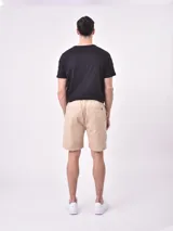 Bermuda color beige con cintura elastizada y cordón ajustable.