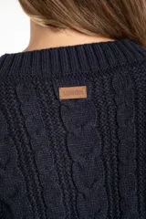 Cardigan de punto trenzado color azul marino, con escote en V, botones dorados y bolsillos delanteros.