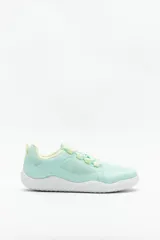 Zapatillas barefoot color celeste con interior amarillo y suela blanca.