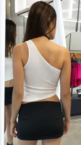 Pollera negra de lycra, de corte mini, con detalles de drapeado y tira elástica.
