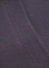 Camiseta blanca de algodón con cuello redondo y hombreras.