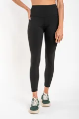 Calza deportiva negra de tiro alto, corte ajustado y largo a la pantorrilla.