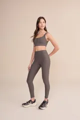 Calza gris topo de alta compresión con recortes estratégicos y cintura en V en la parte trasera. Estampa Signature LIVE! en el frente.