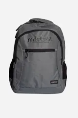 Mochila gris con detalles en negro, tres bolsillos con cierre, bolsillos laterales externos y logo de la marca en el frente.