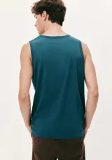 Musculosa celeste con estampa geométrica en el pecho.