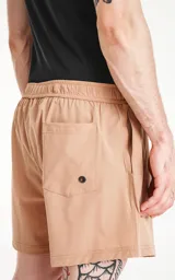 Short de baño color beige, de calce regular, con elástico en la cintura y cordón para ajustar.