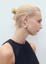 Vestido corto negro de algodón estilo tejano, con cuello redondo, tirantes anchos y corte evasé.