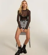 Short de jeans azul claro, modelo slim fit, con roturas y terminación deshilachada en el ruedo. Presenta tiro medio/alto con trabillas para cinturón y cierre frontal tradicional.