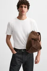 Camiseta slim fit de cuello redondo y manga corta, confeccionada en tejido de algodón con elasticidad.